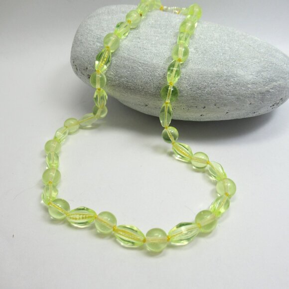 Uranium glass bead necklace - Picture 6 of 7